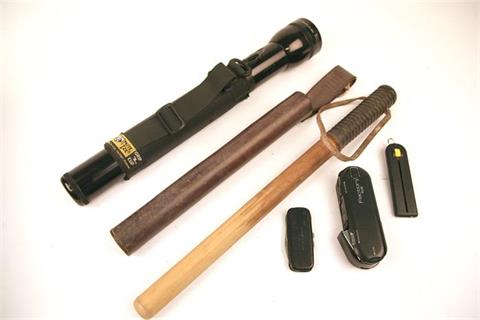 Taschenlampe, Knüppel und Werkzeuge