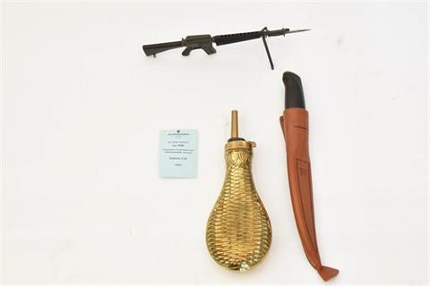 Pulverflasche, Finnenmesser und M16-Modellwaffe - Konvolut