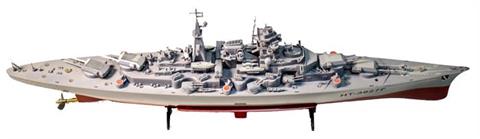 Ferngesteuertes Schlachtschiffmodell "Bismarck", 1:360 sowie zwei weitere Schiffsmodelle